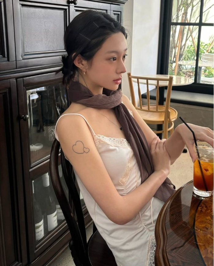 cách phối áo hai dây phong cách Hàn cho mùa hè Việt Nam
