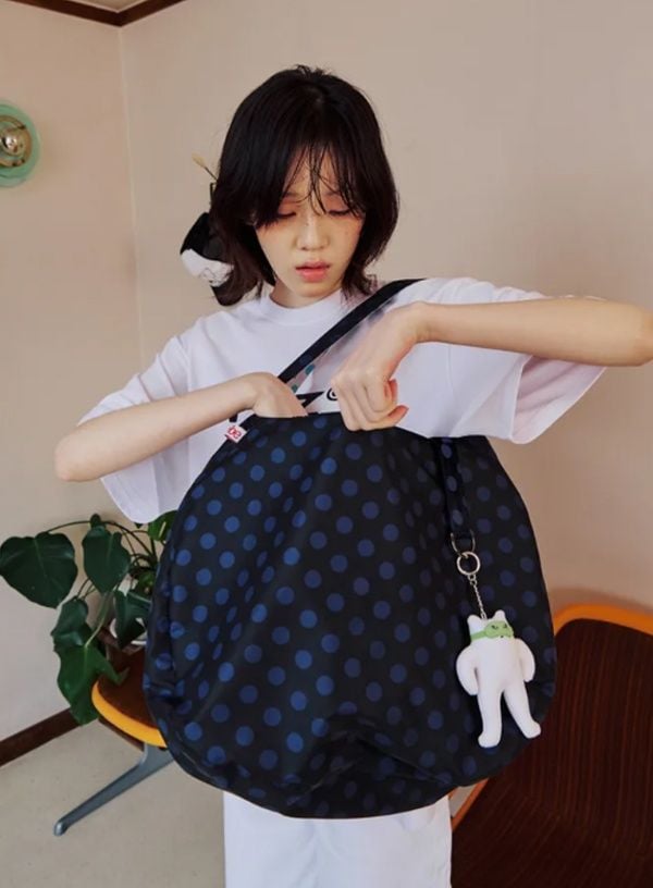 Mặc đẹp cùng túi big size: Khi chiếc túi lớn trở thành điểm nhấn “có gu” của thời trang hằng ngày