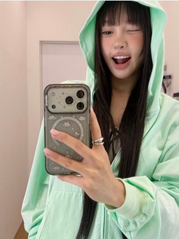 4 cách mặc áo hoodie có khóa kéo cho ngày giao mùa