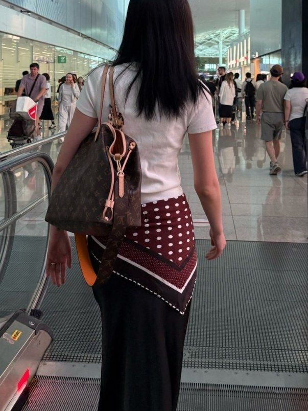 Khăn lụa dạo này không chỉ quàng quanh cổ: Những cách phối khăn sành điệu đang được yêu thích