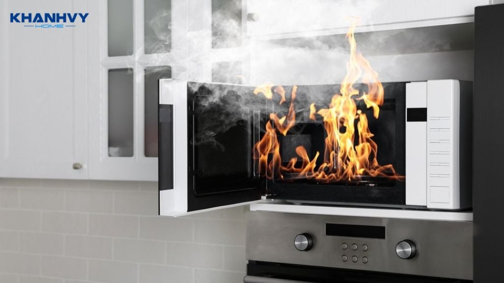 Lò vi sóng bị xẹt tia lửa điện đến từ một trong những nguyên nhân đó là do tấm chắn sóng bị cháy