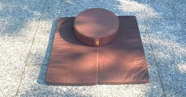 Vì sao chiều cao bồ đoàn từ 9cm đến 10cm là phù hợp nhất khi ngồi thiền?