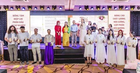 Lý Tú Anh giới thiệu sách 