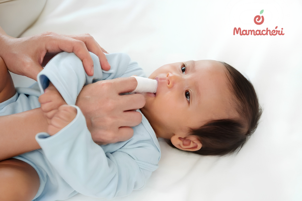 Thao tác rơ lưỡi dịu dàng giúp con luôn cảm thấy thoải mái sau mỗi cữ bú