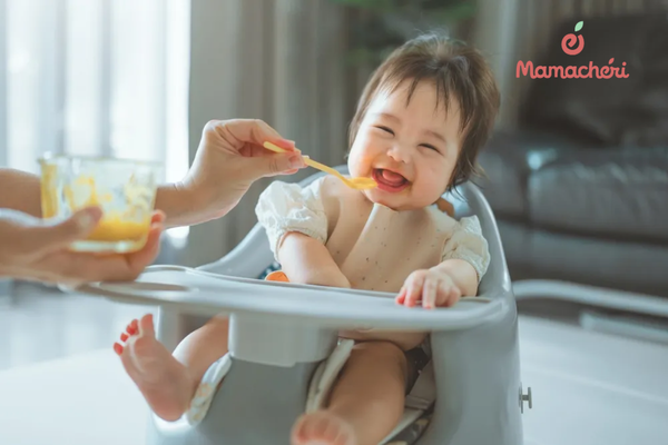 Sự quan tâm tỉ mỉ từ mẹ giúp bé luôn có cảm giác dễ chịu trong quá trình vệ sinh