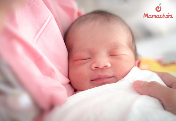 Em bé sơ sinh mỉm cười khi ngủ rất đáng yêu