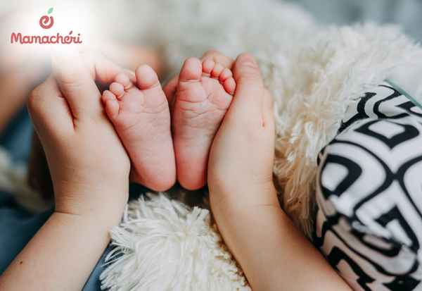 Bố mẹ kiểm tra bàn tay bàn chân lạnh ở trẻ em