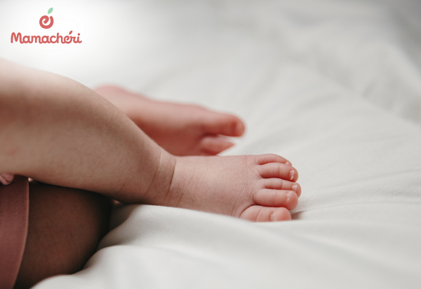 Giữ ấm cho trẻ bị bàn tay bàn chân lạnh đúng cách