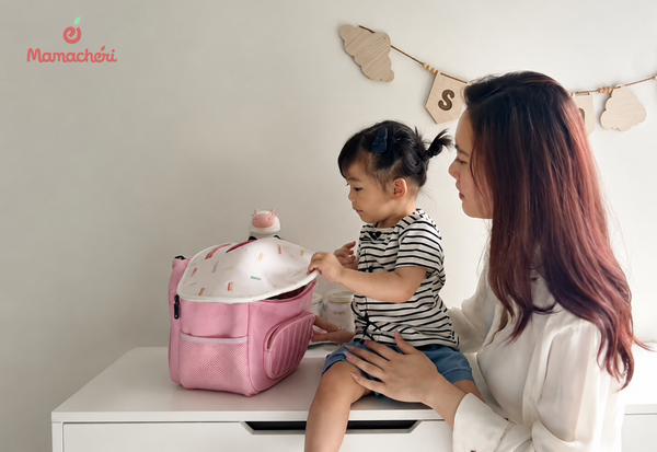 Sự khích lệ của mẹ giúp con tự tin hơn trong những bước chân đầu tiên đến trường.