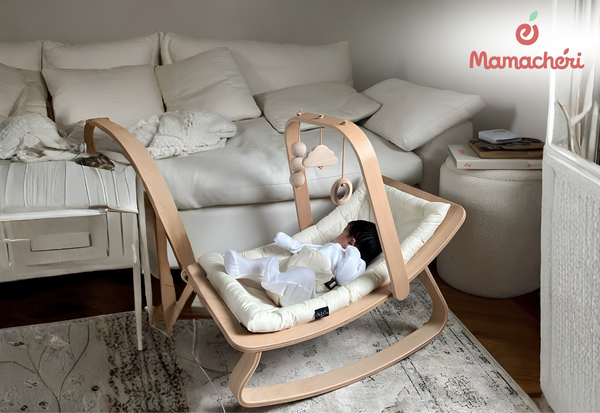 Những chuyển động nhẹ nhàng từ đồ chơi treo nôi khơi gợi trí tò mò và khả năng quan sát của trẻ.