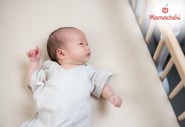 Mẹ nhẹ nhàng đánh thức trẻ sơ sinh để chuẩn bị cho cữ bú tiếp theo