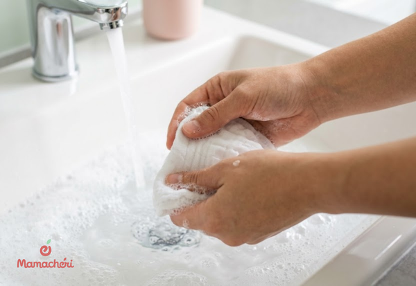 Giặt tay khăn sữa cho bé có thể kiểm soát độ sạch và giữ cho khăn ít bị xơ sợi