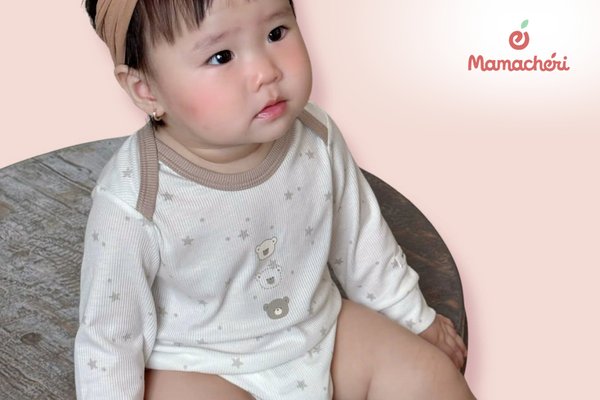 Trẻ mặc quần áo mềm mại và thoáng mát khi bị sốt