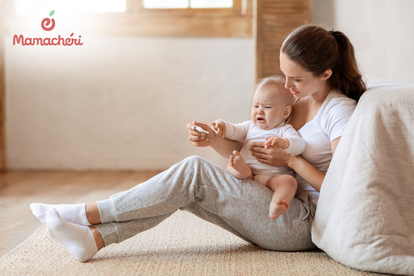 Mẹ theo dõi sức khỏe và nhiệt độ của trẻ tại nhà