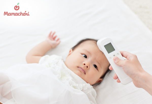 Cho trẻ nghỉ ngơi trong phòng thoáng mát khi bị sốt