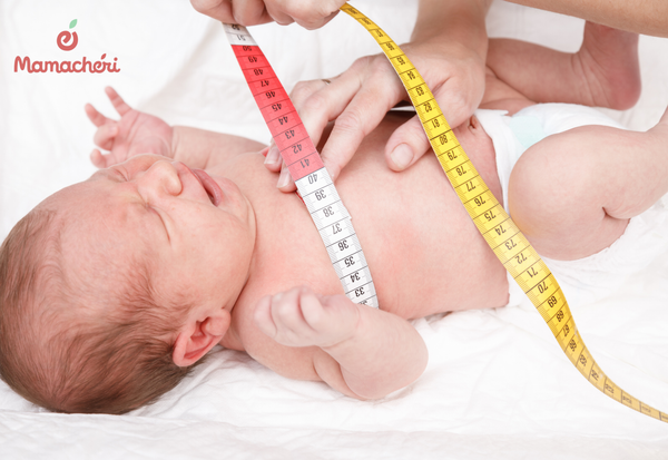 Dùng thước dây mềm để lấy số đo cho trẻ