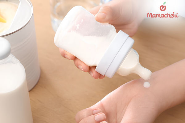 Kiểm tra nhiệt độ sữa A2 giúp mẹ chắc chắn sữa đã đủ ấm và an toàn để con thưởng thức