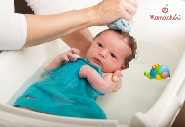 Khoảnh khắc tắm mát mang lại sự thư giãn và cảm giác sạch thoáng cho con yêu.