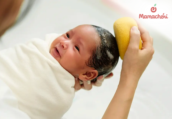 Thao tác nhẹ nhàng và đúng cách giúp bé yêu&nbsp;yêu&nbsp;thích giờ tắm mỗi ngày.