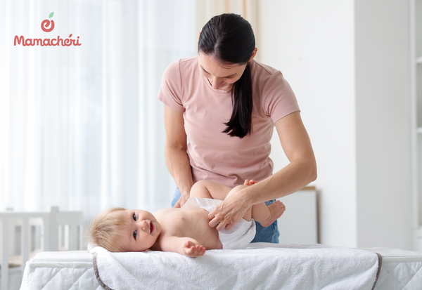 Lau khô da cho em bé trước khi mặc tã để da bé luôn khô thoáng