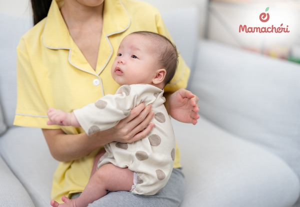 Cách vỗ ợ hơi cho bé khi ngồi trên đùi bố mẹ