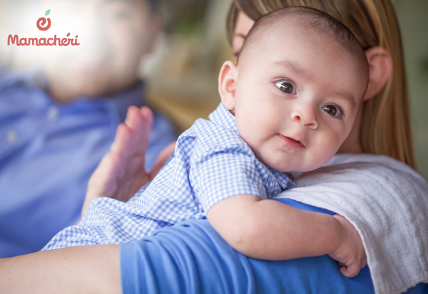 Kết hợp xoa lưng và vỗ nhẹ giúp bé dễ ợ hơi hơn