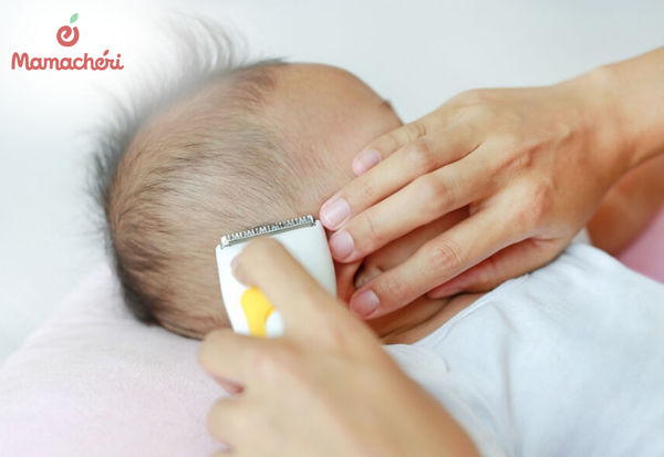 Chuẩn bị kéo hoặc tông đơ chuyên dụng trước khi cắt tóc máu cho bé.