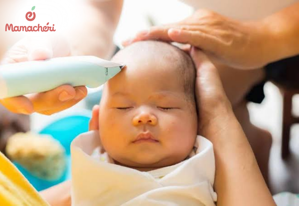 Thời điểm phù hợp để cắt tóc máu cho bé khi sức khỏe ổn định và da đầu phát triển tốt.
