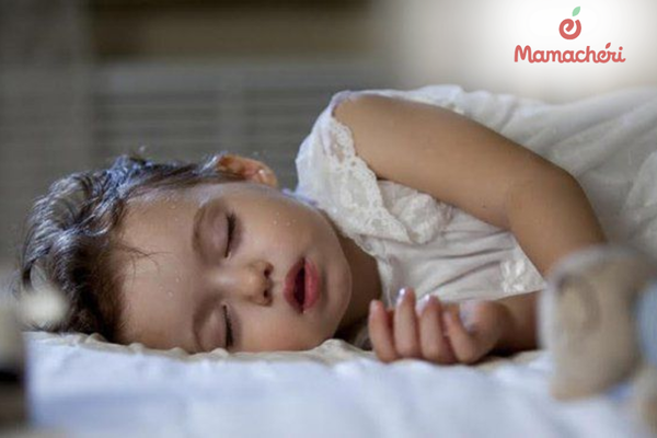 Em bé đổ mồ hôi trộm khi ngủ dù nằm trong phòng mát