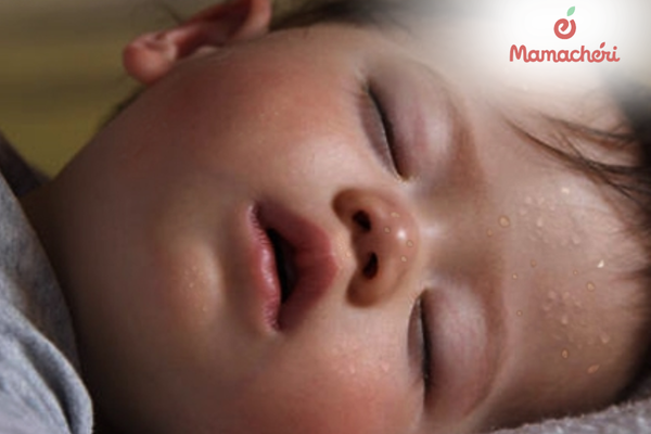 Dấu hiệu nhận biết trẻ bị mồ hôi trộm qua tình trạng đổ mồ hôi khi ngủ