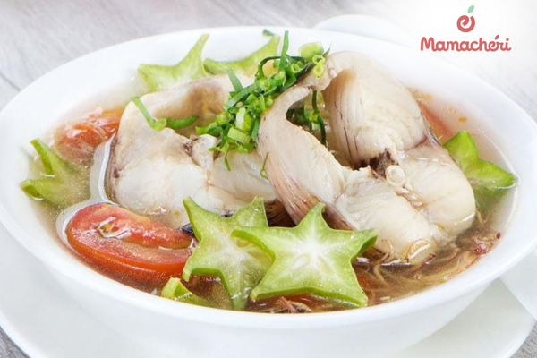 Món canh chua cá lóc nấu cùng cà chua và dứa cho bữa ăn của trẻ