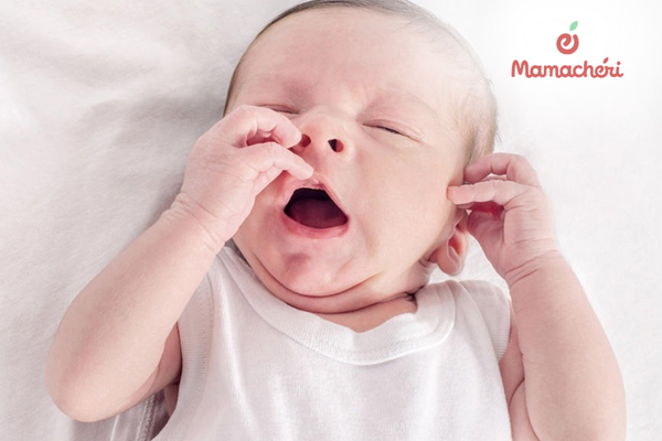 Trẻ bị viêm tai giữa thường xuyên dụi tai