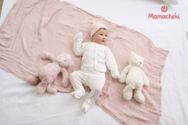 Sự êm ái từ lớp vải sợi tự nhiên là cách mẹ nâng niu làn da nhạy cảm của bé