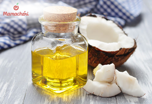 Dầu dừa nguyên chất được nhiều gia đình sử dụng để massage cho trẻ sơ sinh