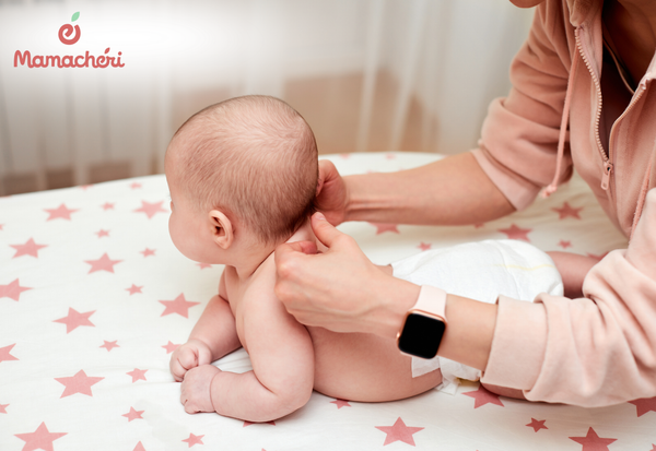 Dầu dừa nguyên chất được nhiều gia đình sử dụng để massage cho trẻ sơ sinh