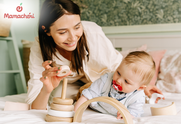 Bố mẹ chơi cùng bé để đảm bảo an toàn khi sử dụng đồ chơi