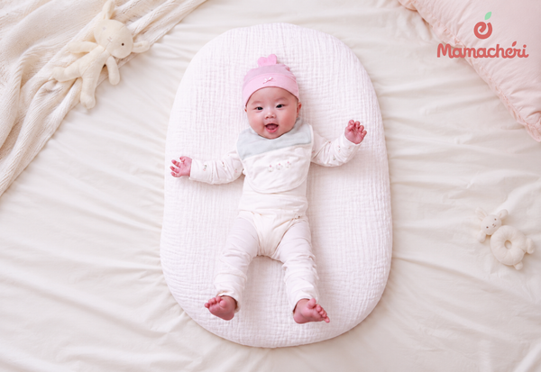 Đôi bàn tay ân cần của mẹ là liều thuốc vỗ về tuyệt vời nhất cho con