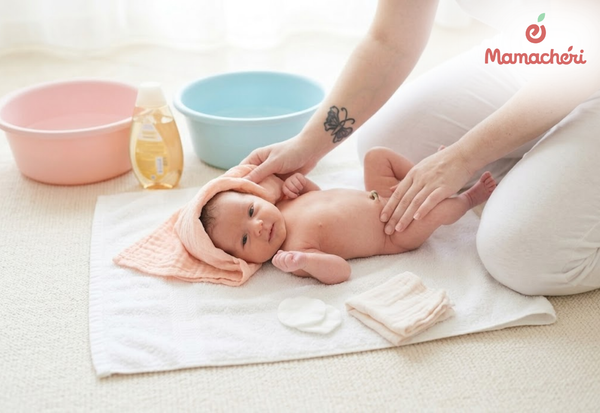 Lựa chọn tắm lau giúp mẹ bảo vệ cuống rốn của bé luôn khô ráo và an toàn.