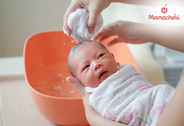 Tắm lau giúp bé sạch sẽ mà vẫn bảo vệ vùng rốn luôn khô ráo.