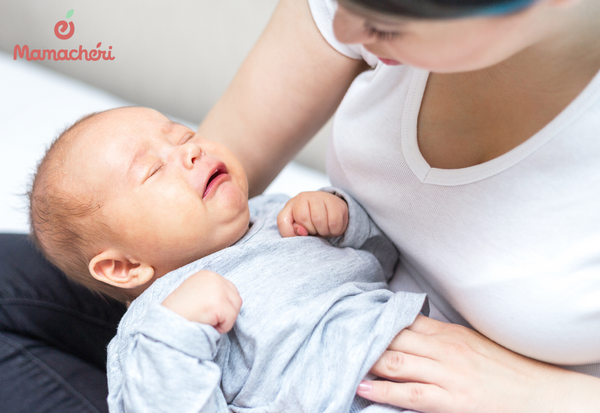 Mẹ bế và vỗ về trẻ khóc dạ đề để giúp bé cảm thấy an toàn hơn