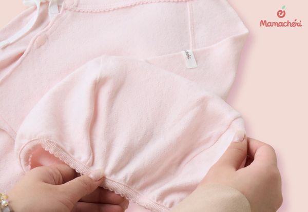 Ưu tiên chất liệu mềm mại, thoáng khí khi cho trẻ sơ sinh khi ra ngoài