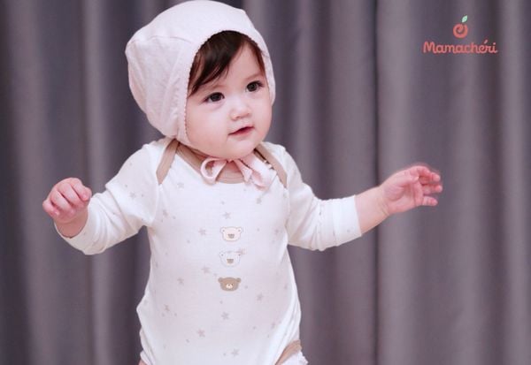 Mũ, bao tay, bao chân là những món đồ cần thiết cho trẻ đi ra ngoài