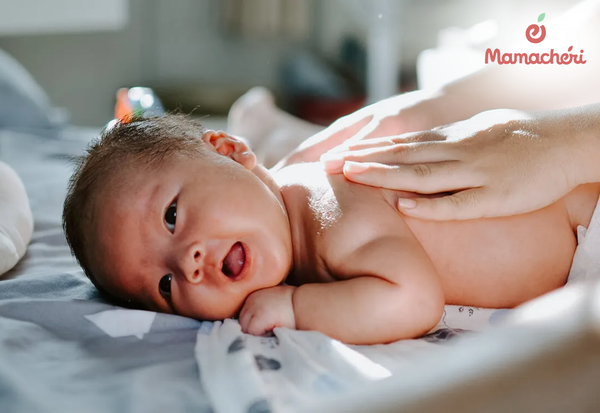 Khoảnh khắc mẹ và bé cùng thư giãn trong không gian yên tĩnh và ấm áp.