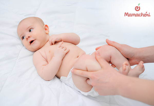 Thao tác nhẹ nhàng theo chiều kim đồng hồ mang lại sự dễ chịu cho vùng bụng của con.