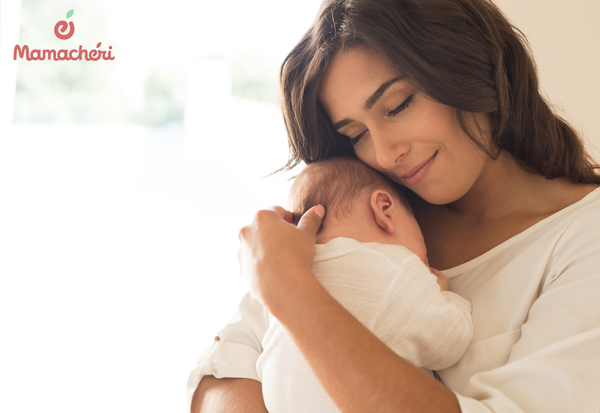Ba mẹ bế trẻ sơ sinh đúng tư thế an toàn giúp bảo vệ cột sống và cổ của bé
