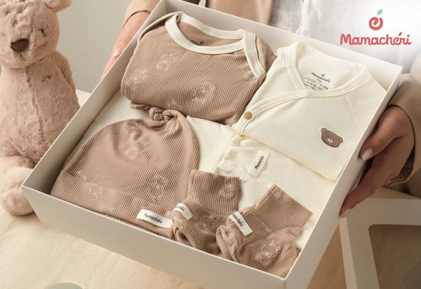 Những món đồ nhỏ như quần áo, bao tay chân rất phù hợp để mẹ sắm qua mạng vì thông số size thường khá rõ ràng.