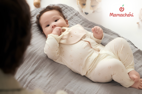 Sự thoải mái từ trang phục góp phần giúp con có một đêm ngon giấc sau cữ sữa tối