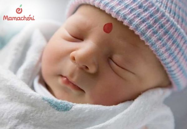 Mẹ chấm son lên trán trẻ sơ sinh theo mẹo dân gian tránh vía