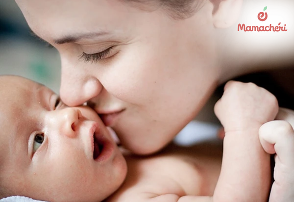 Hạn chế người lạ bế và hôn trẻ sơ sinh để giảm nguy cơ lây nhiễm