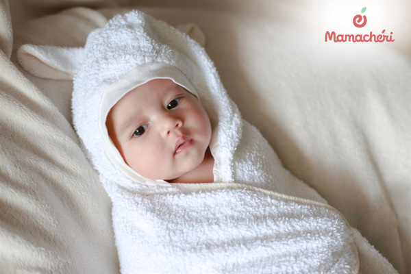 Cách giữ ấm và kiểm tra nhiệt độ cơ thể trẻ sơ sinh trong khi tắm